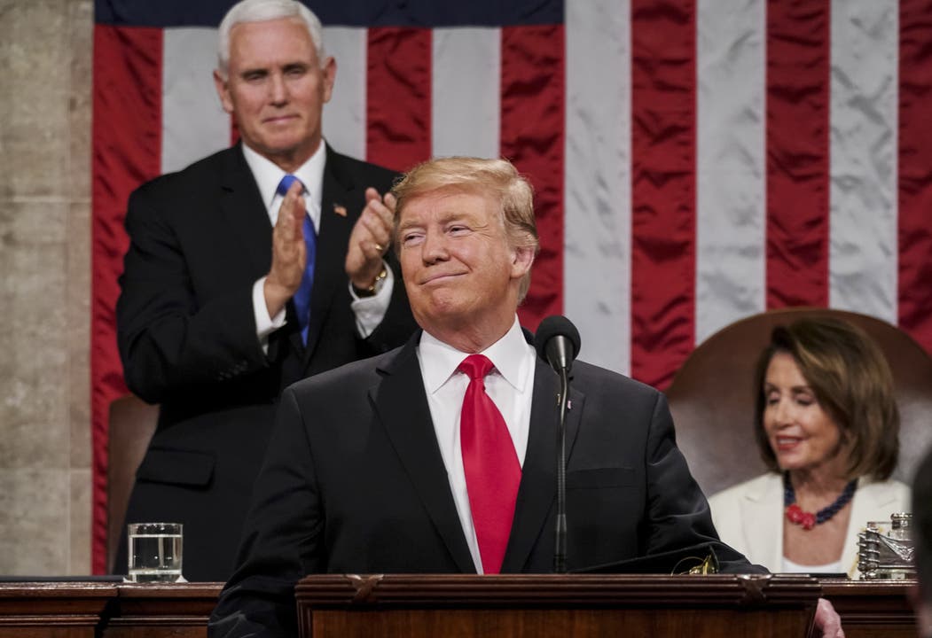 Die Rede Trumps war gespickt mit emotionsgeladenen Auftritten von Gästen, die an den Patriotismus der Amerikaner appellieren und die Grösse der Nation sowie die Erfolge Trumpscher Politik dokumentieren sollten.