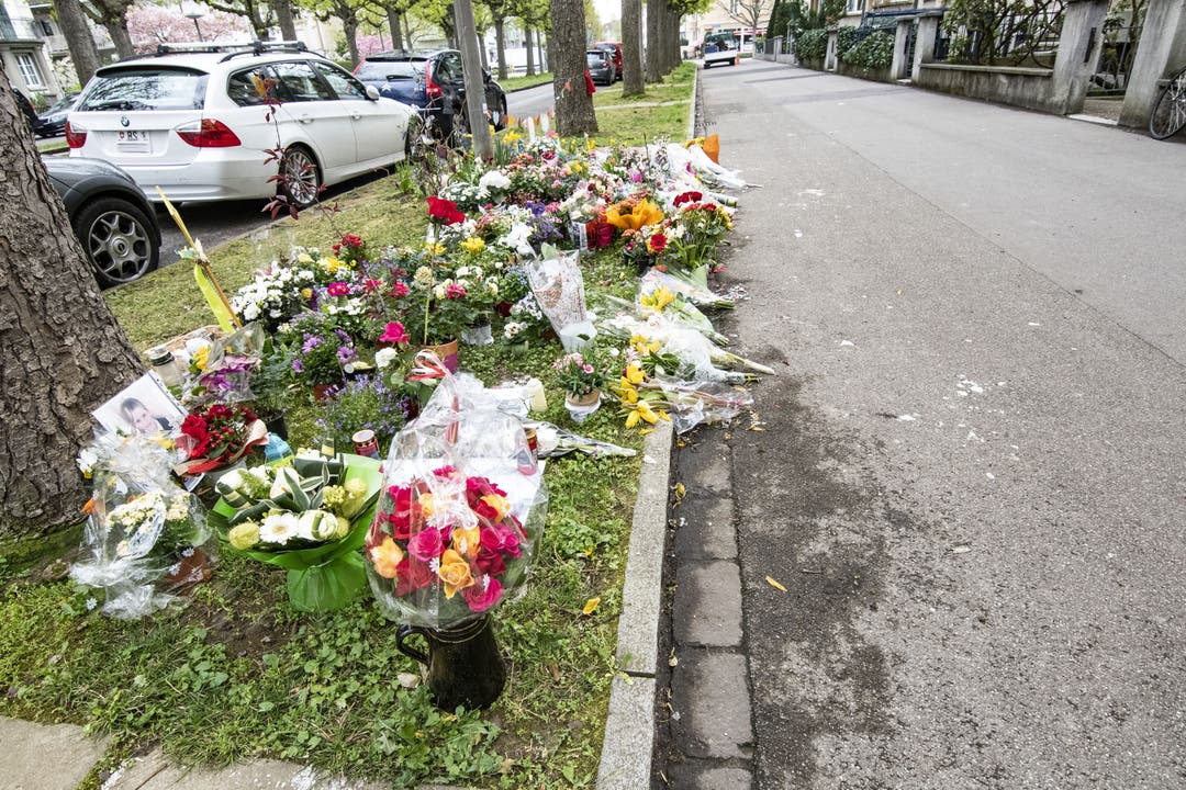 Am Tatort im Gotthelfquartier werden immer noch Blumen niedergelegt. .