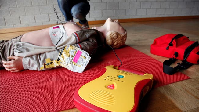 Fünf Minuten nach Alarmierung des Rettungsdienstes sollen bereits Freiwillige mit dem Defibrillator beim Patienten sein, so das Konzept der Spitäler AG.Archiv SZ