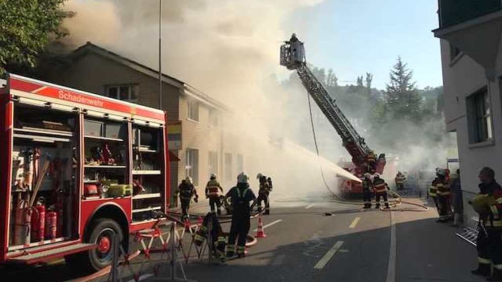Bäch (SZ), 2. August Ein Industriegebäude stand in Flammen. Über 150 Einsatzkräfte waren vor Ort. Menschen wurden nicht verletzt.
