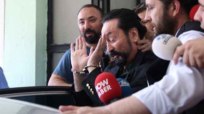 Adnan Oktar bei seiner Verhaftung in Istanbul.