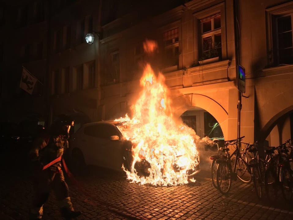 Bern BE, 27. April: Ein Fahrzeugbrand in der Berner Altstadt ging glimpflich aus. Trotz meterhoher Flammen griff das Feuer weder auf andere Fahrzeuge noch auf Häuser über.