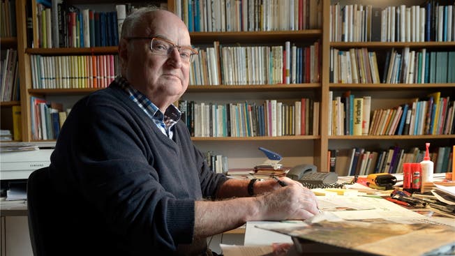 Der Solothurner Mundart-Schriftsteller Ernst Burren (73) in seinem Schreibzimmer. Tomas Wüthrich/13 Photo