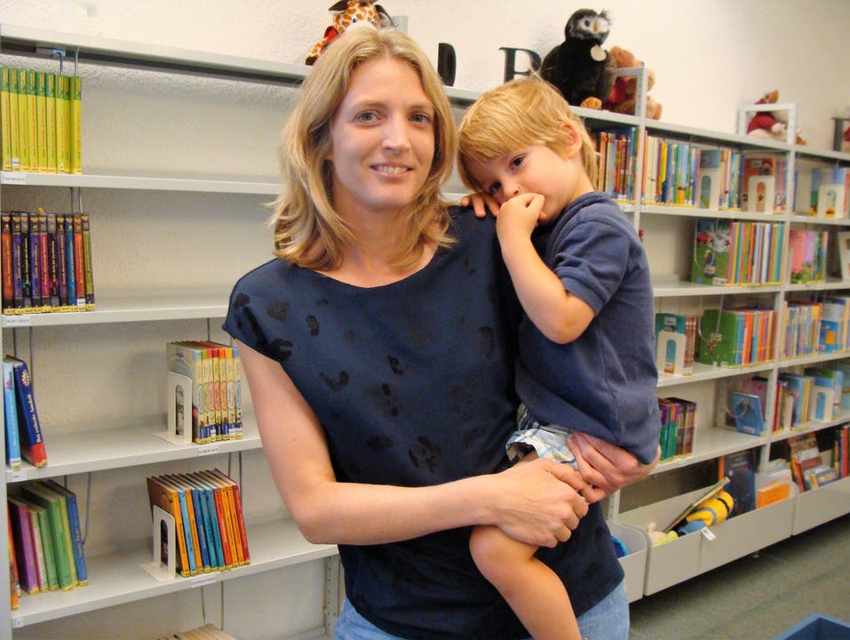 Simone Lienberger mit Sohn Noel (2): "Ich finde es wichtig, dass er früh einen Bezug zu Büchern hat. Für dieses Anliegen bietet die Bibliothek eine tolle Atmosphäre."