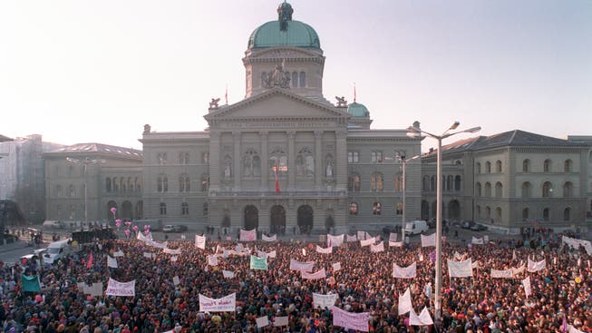Frauen-Kandidaturen bewegen das Land: 1993 demonstrierten Tausende gegen die Nicht-Wahl von Christiane Brunner.