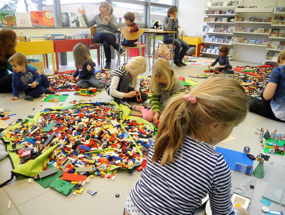 Fröhlich aber konzentriert: Die Limmattaler Kinder basteln mit Lego am Spielnachmittag.
