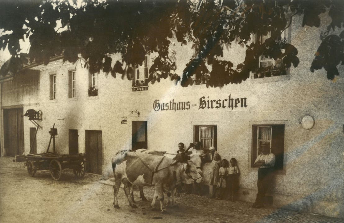 Das Landgasthaus zum Ende der 30-Jahre. Rechts im Bild der Grossvater der heutigen Besitzer Hans Schneider, Hirschenwirt in 3. Generation.