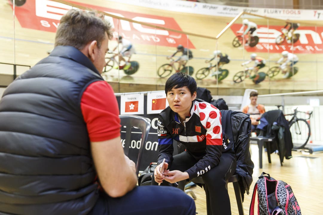 Olympiasiegerin Zhong Tianshi im Gespräch mit dem Trainer