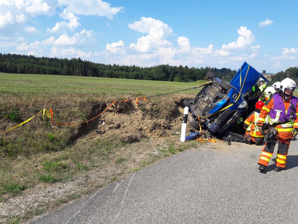 Vordemwald (AG), 22. August Eine 44-jährige Autofahrerin wurde bei einem Selbstunfall zwischen Pfaffnau (LU) und Vordemwald schwer verletzt. Sie war trotz Führerausweis-Entzug am Steuer des Chevrolet unterwegs.