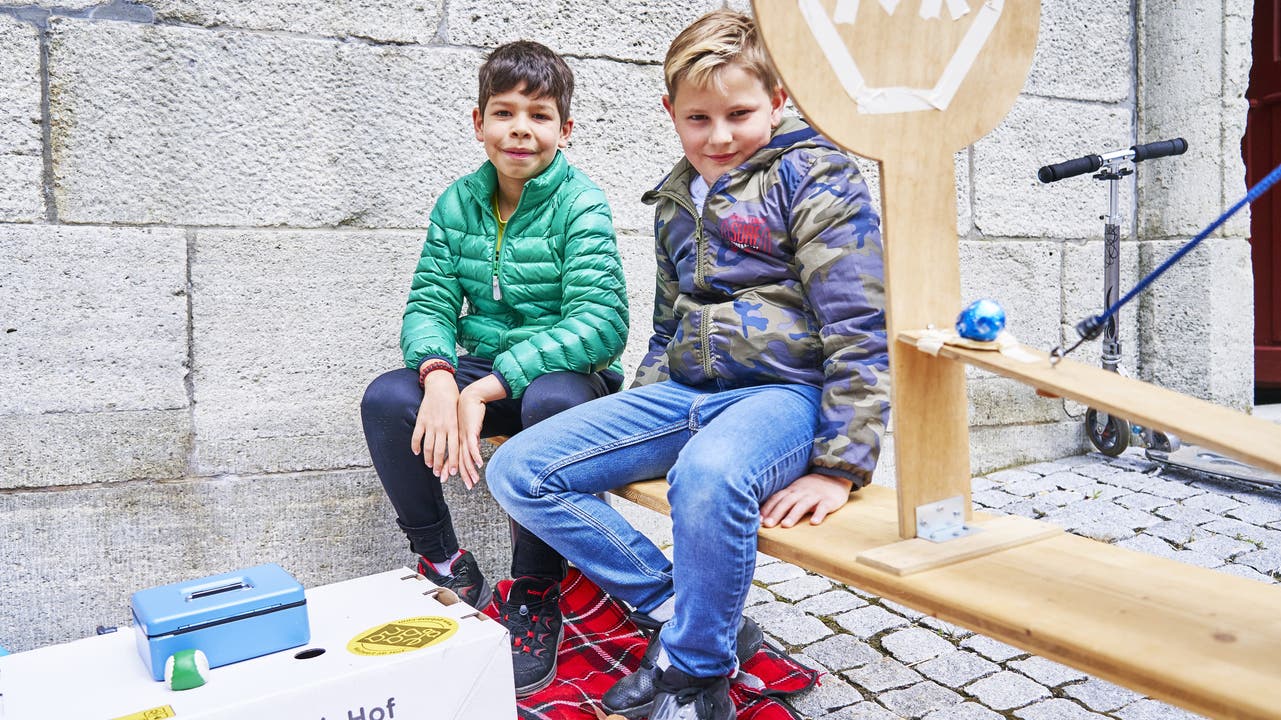 Ramiro Büchi und Fabian Wymann (beide 10) sitzen auf ihrer Schokokuss-Maschine: «Den Preis für einen Wurf kann man selbst bestimmen.»