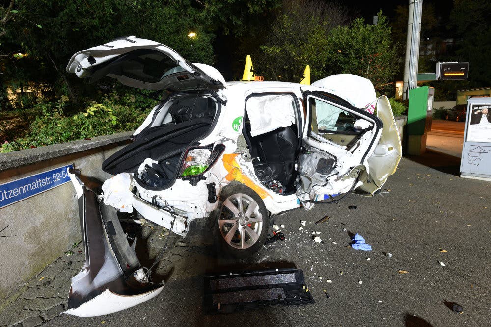 Basel BS, 22. Oktober Bei einem Verkehrsunfall zwischen zwei Autos sind am Montagmorgen zwei Personen schwer verletzt worden. Die Insassen des zweiten Fahrzeugs hatten sich vom Unfallort entfernt – später konnten zwei mutmasslich Unfallbeteiligte festgenommen werden.