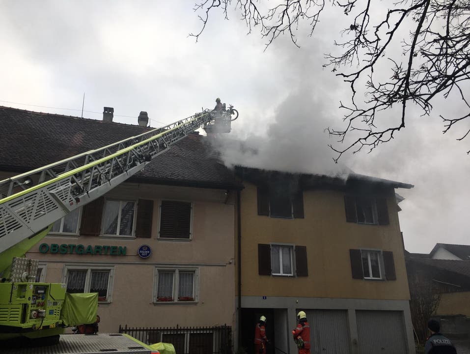 Wiesendangen ZH, 7. Januar: Ein Brand in einem Mehrfamilienhaus am Montagnachmittag forderte eine verletzte Person. Der Sachschaden wird auf mehrere 10'000 Franken geschätzt.