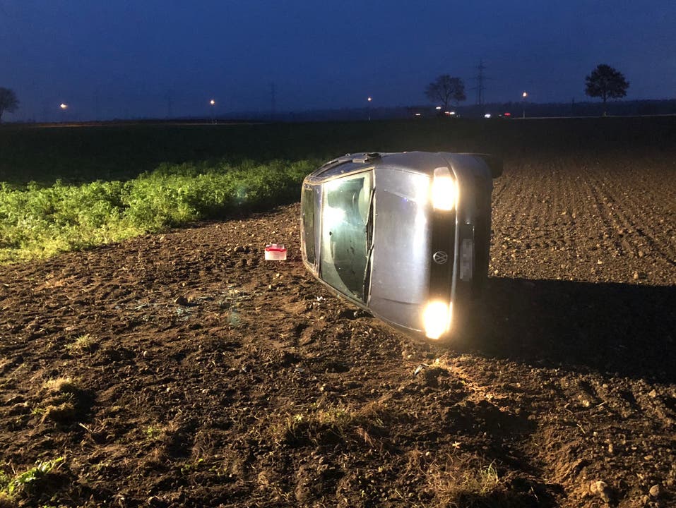 Villigen AG, 23. November Eine Autolenkerin kam mit ihrem VW aus bisher noch unbekannten Gründen von der Fahrbahn ab und überschlug sich dann im Feld. Sie erlitt dabei allerdings keine Verletzungen.