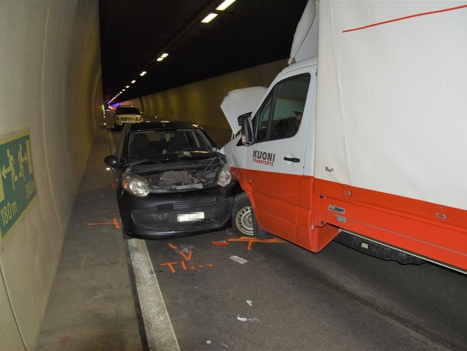 San Bernardino GR, 6. April: Ein 37-jähriger Lieferwagenfahrer ist am Freitagnachmittag im San Bernardino-Tunnel mit zwei Personenwagen kollidiert. Der Lieferwagenfahrer musste mit der Rega ins Spital geflogen werden. Der Verkehr war bis in die Abendstunden behindert.