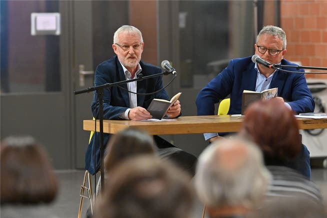 Autor Beno Meier (l.) und Moderator Werner De Schepper bei der Buchvernissage in der Kantonsschule Olten.