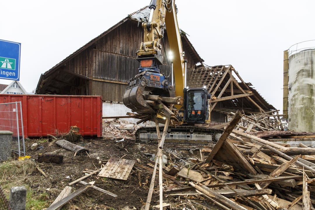  Das Bauernhaus gegenüber der Kirche wird abgerissen, um drei Neubauten mit altersgerechten Wohnungen Platz zu machen