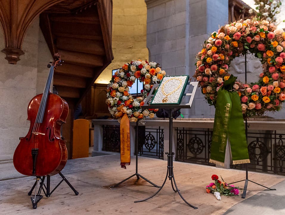 Ein Cello ohne Musiker: Beat Richners "Blondine" bleibt an der Gedenkfeier im Zürcher Grossmünster stumm. Daneben ausgestellt der Orden, den der Kinderarzt vom kambodschanischen Staat erhielt.