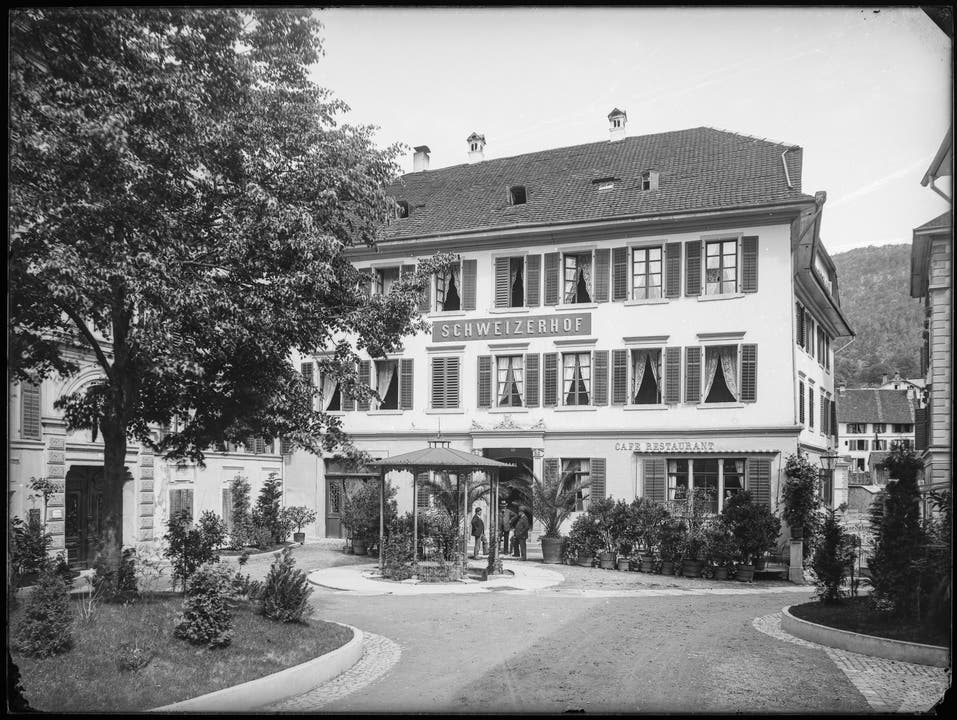 Baumfällung Kurplatz Und so sah der Badener Kurplatz im Jahr 1900 aus, mit den Hotels Schweizerhof und (hinter der Linde) Staadhof.