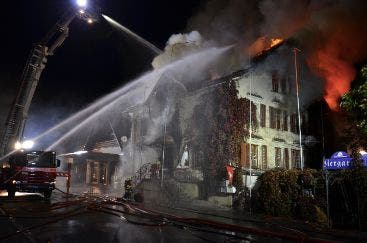 Oberriet SG, 7. Oktober Das Restaurant Sonne an der Bahnhofstrasse ist vollständig ausgebrannt. Zwei Personen mussten tot geborgen werden.