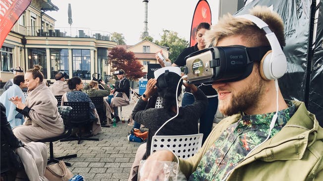 Virtuelle Realität auf der Dachterrasse Zürichs: Besucher des VR-Kinos auf dem Üetliberg.