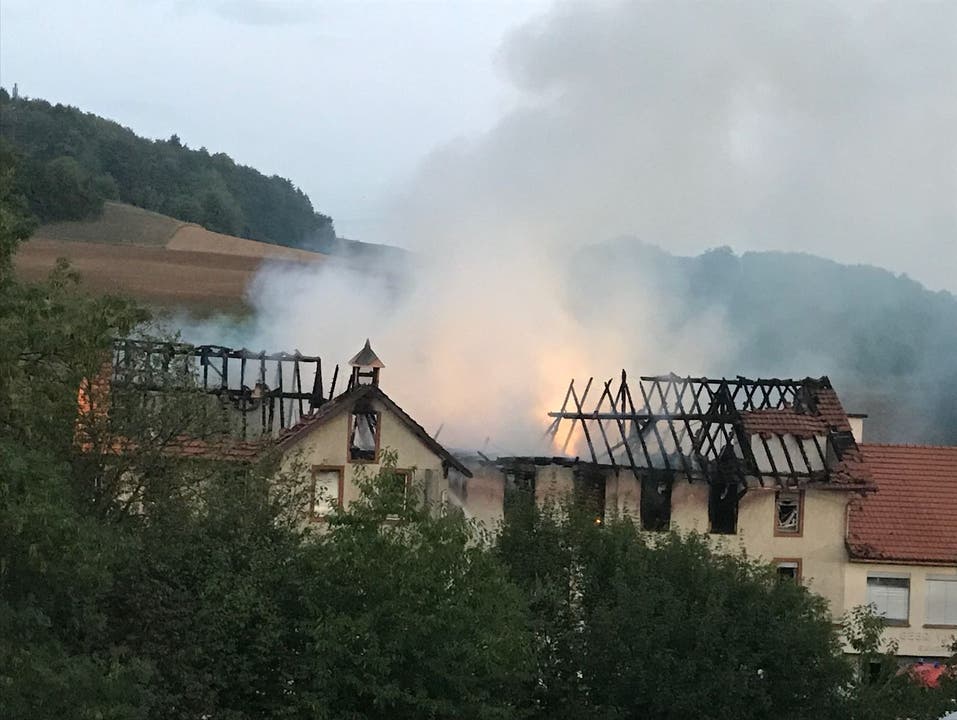 Das brennende Gebäude am frühen Morgen vom Balkon eines Lesers aus gesehen.