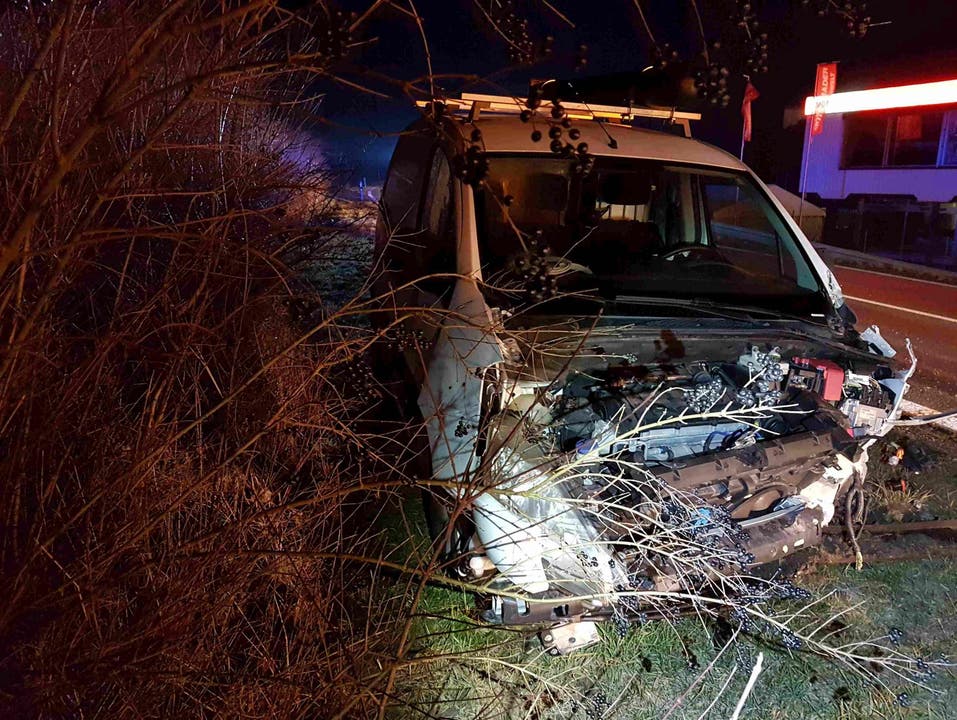 Oberentfelden AG, 19. Februar: Ein Lieferwagenfahrer kam von der Fahrbahn ab und verursachte einen Selbstunfall.