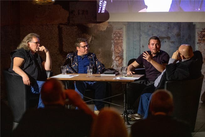 Im Gespräch von links: Kurt Gilomen, Damian Meier, Norman Hunziker und Dagobert Cahannes.