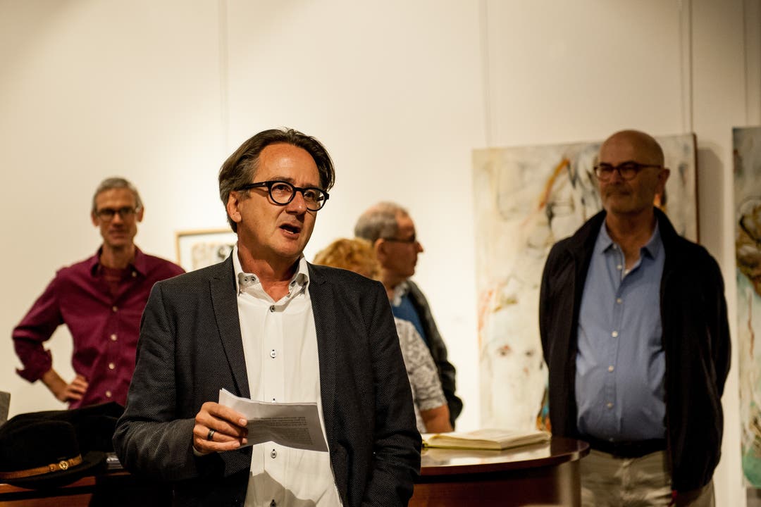Stadtrat Erich Obrist eröffnet die Jubiläumsausstellung in der Galerie Anixis.