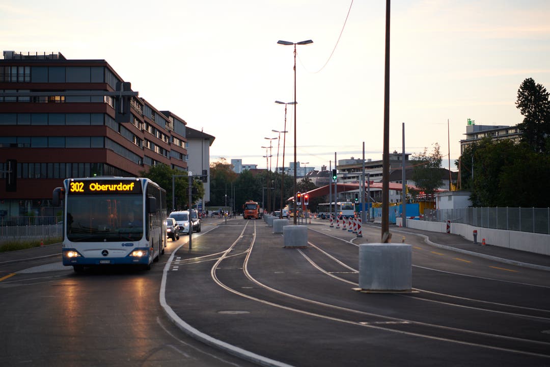Eröffnung des neuen Abschnitts der Badenerstrasse Das Zürcher Tram 2 wird ab 2019 über die Gleise fahren, die in der Mitte der neuen Badenerstrasse liegen.