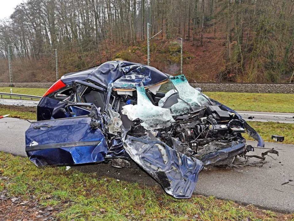 Schaffhausen, 31. Dezember Auf einer Autostrasse bei Schaffhausen ist am Montagmittag ein Auto frontal in einen Lastwagen gekracht. Die Autolenkerin war auf die Gegenfahrbahn geraten. Sie erlitt unbestimmte Verletzungen und wurde mit der Ambulanz ins Spital gefahren.