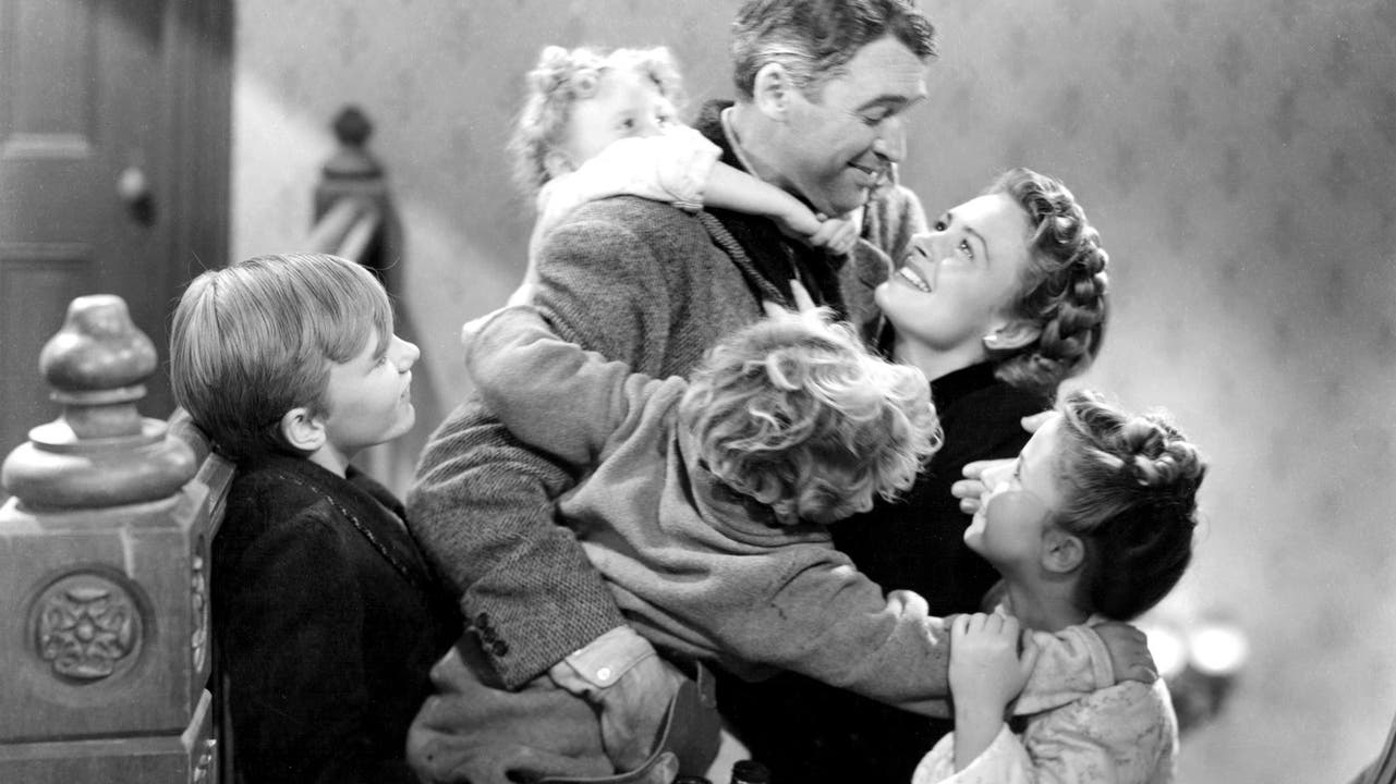 Ist das Leben nicht schön? (1946, Regie: Frank Capra) George will sich an Weihnachten von einer Brücke stürzen. Da zeigt ihm ein Engel, wie vielen Menschen er am Herzen liegt, und George findet wieder zum Leben. Ein Märchen in absolut bester Hollywood-Manier mit dem stets charmanten James Stewart.