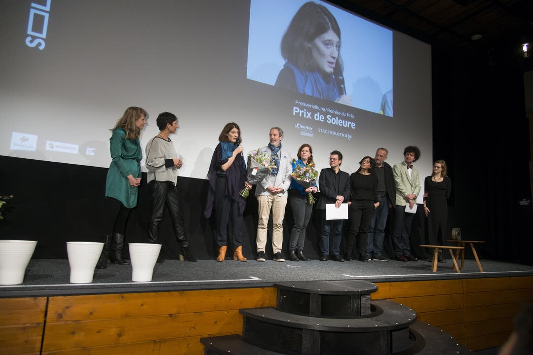 Seraina Rohrer (ganz links) mit der «Prix de Soleure»-Gewinnerin Fanny Bräuning und der Jury auf der Bühne.