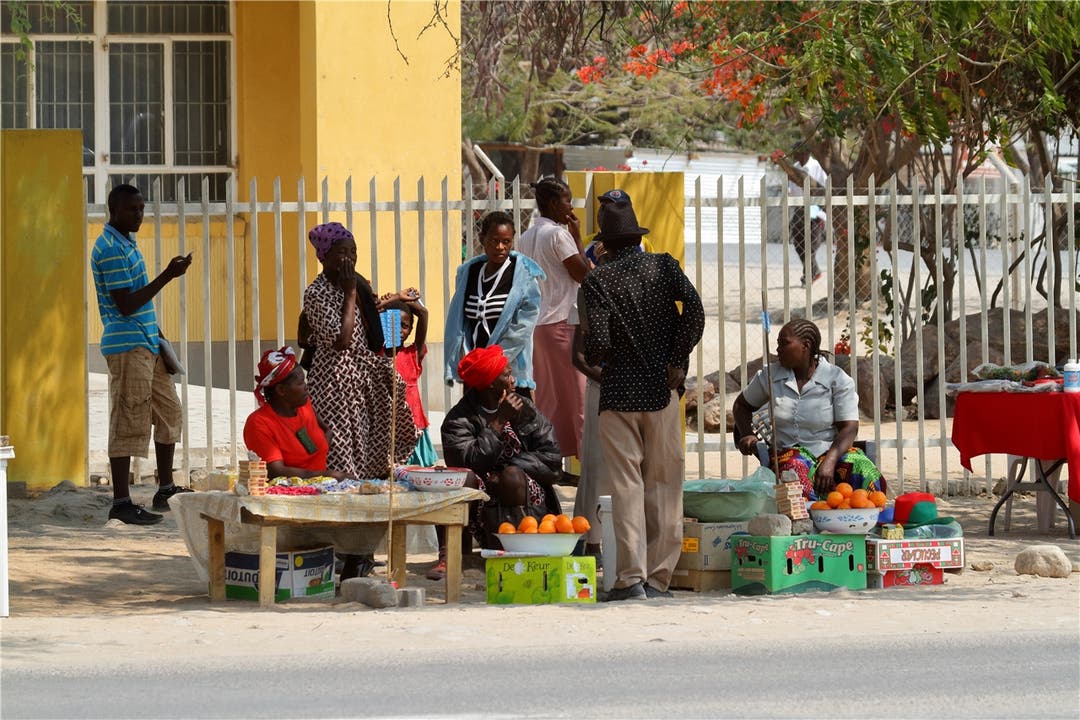 Entlang einer Strasse im Caprivizipfel verkaufen Frauen Snacks. Hier kommen nur wenige Touristen vorbei.