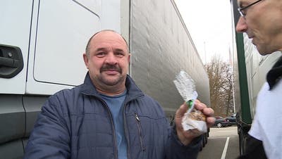 Weihnachten auf dem Rastplatz – Freiwillige verteilen Guetzli an einsame Trucker