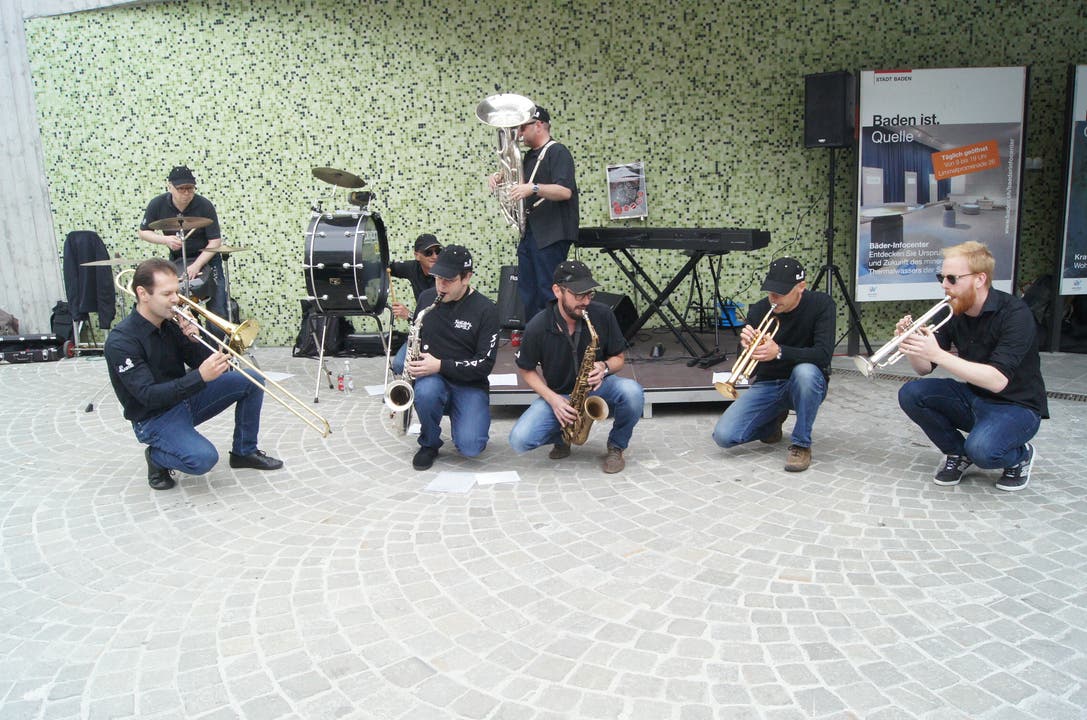 Die Street-Funk-Truppe ED ELASTIC am Schullhausplatz.