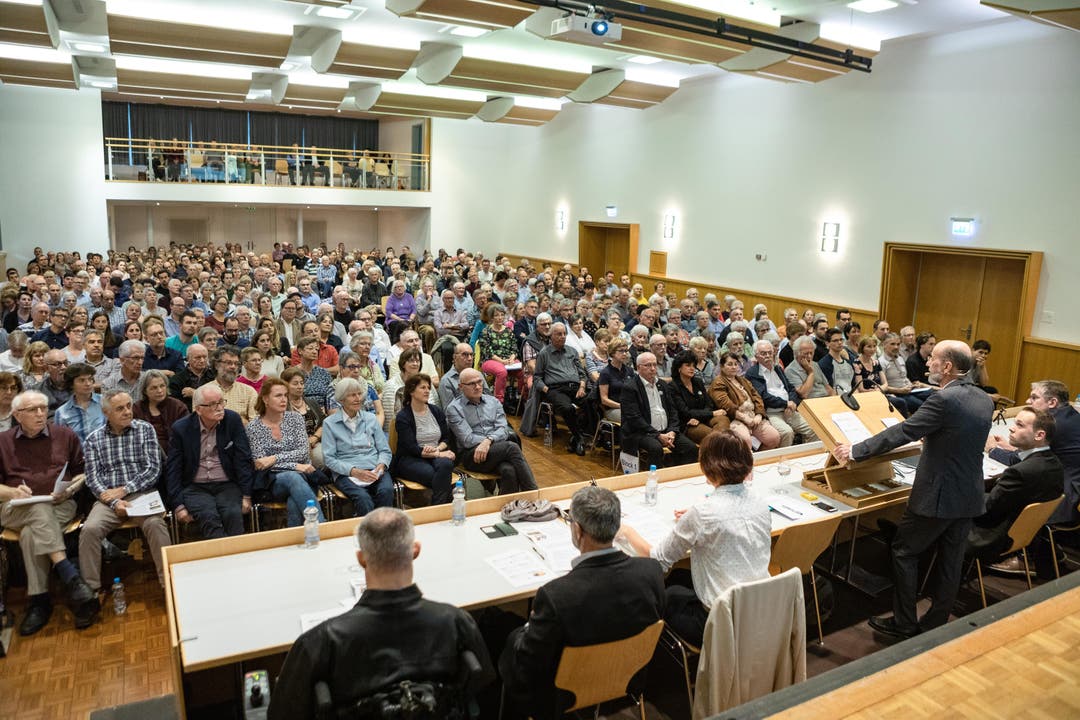 Voller Saal in Bad Zurzach: Im Bezirkshauptort sind 414 von 2291 Stimmberechtigten anwesend.
