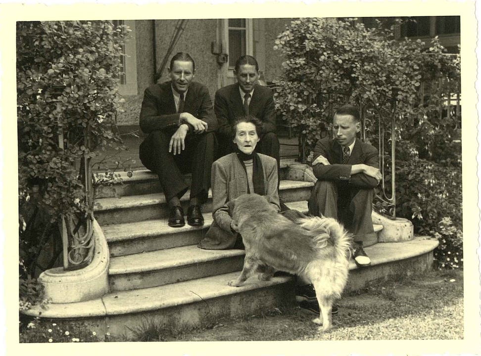 Jenny Brown-Sulzer (1871-1968) Jenny Brown mit ihren drei Söhnen und Chow-Chow. Jenny hielt stets einen oder mehrere Hunde in der Villa Langmatt.