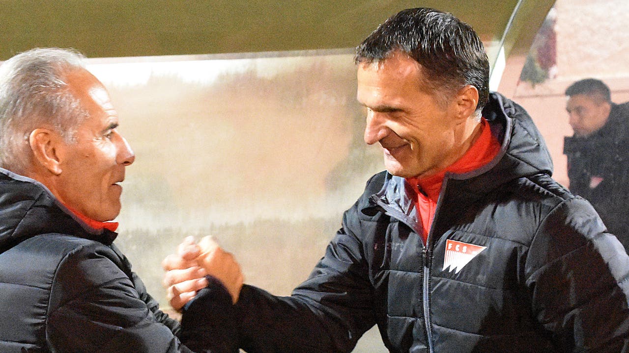 Handshakes zwischen Solothurns Sportchef Bidu Zaugg und Trainer Dariusz Skrzypczak.