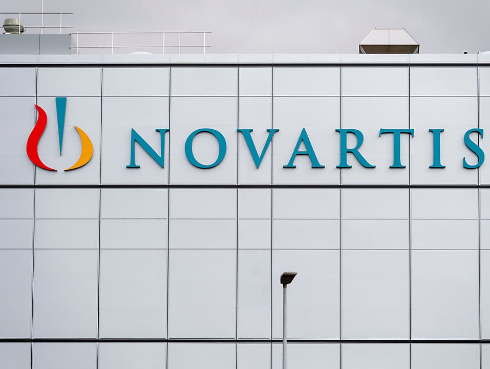 Über 2000 Novartis-Mitarbeitende in der Schweiz müssen um ihren Job bangen. Im Zuge weltweiter Anpassungen in der Produktion und der internen Dienstleistungen streicht der Pharmakonzern Stellen. (Archiv)