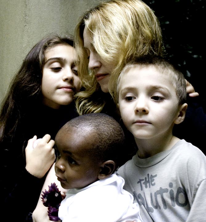 Hier posiert sie mit ihren Kindern Lourdes (damals 9), Sohn Rocco (6) und David Banda (13 Monate), den sie mit Ehemann Guy Ritchie adoptierte. (undatiertes Foto)