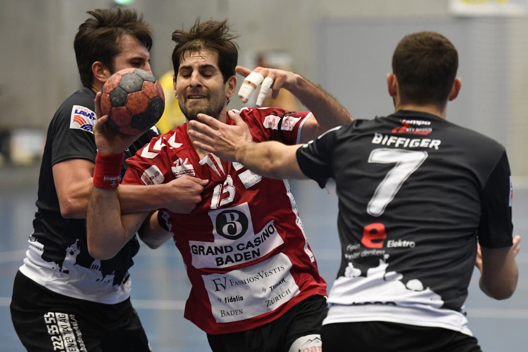 Handball, NLB: TV Endingen - STV Baden Christian Riechsteiner (Mitte, TV Endingen) gegen Ramon Schweizer (links) und Francesco Biffiger (recht).