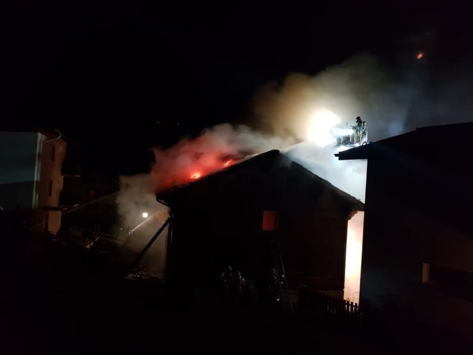 Visperterminen VS, 20. Oktober Bei einem Hausbrand in Visperterminen VS ist am späten Samstagabend eine Person ums Leben gekommen. Zwei weitere erlitten Rauchvergiftungen. Das Haus brannte nieder.