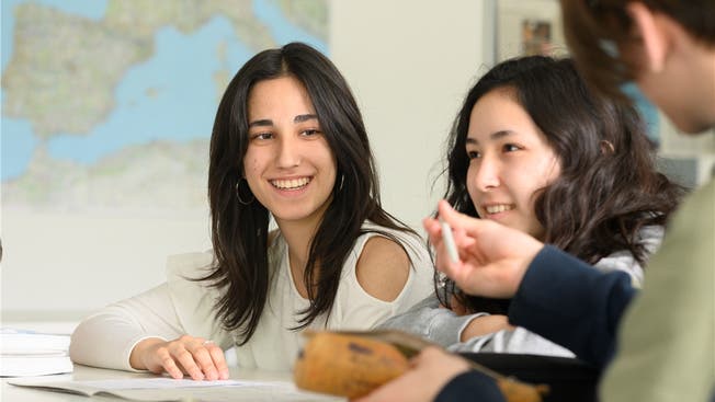 Mathematik-Unterricht an der Kanti Baden im Rahmen des Förderprogramms «Chagall»: Interessiert verfolgen die Bez-Schülerinnen den Unterricht.