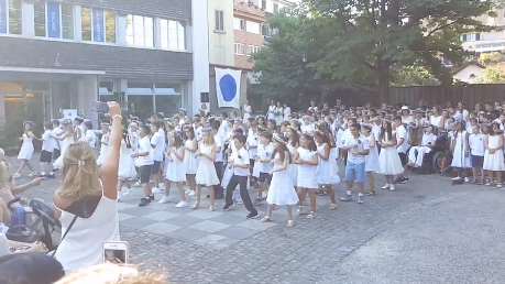Kinder tanzen zu heissen Rhythmen: Ein Video finden Sie im Liveticker.