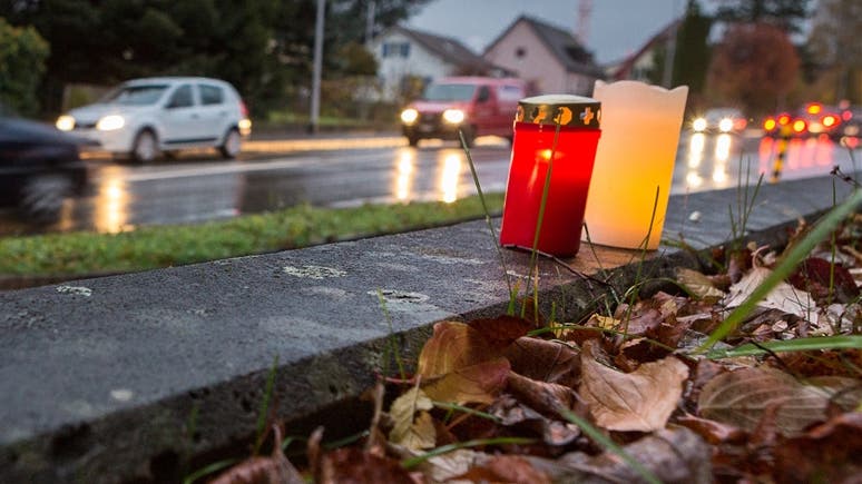 Kerzen erinnern nach dem Unfall auf der Hendschikerstrasse in Lenzburg an die 19-jährige Elida Osmani.
