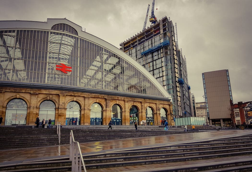 Liverpool Lime Street, der Bahnhof im Stadtzentrum. Direkt daneben eine Baustelle. Noch immer wird im Zentrum viel gebaut, oft von der EU finanziert.