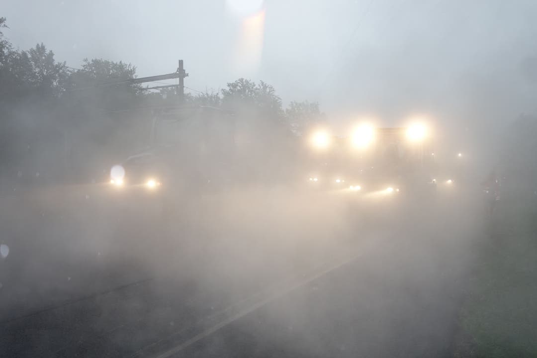 Belagsarbeiten auf der Kantonsstrasse bei Brugg Gespenstische Szenerie: Der starke Regen am Samstag lässt die Walzen hinter einer Dampfschicht verschwinden.