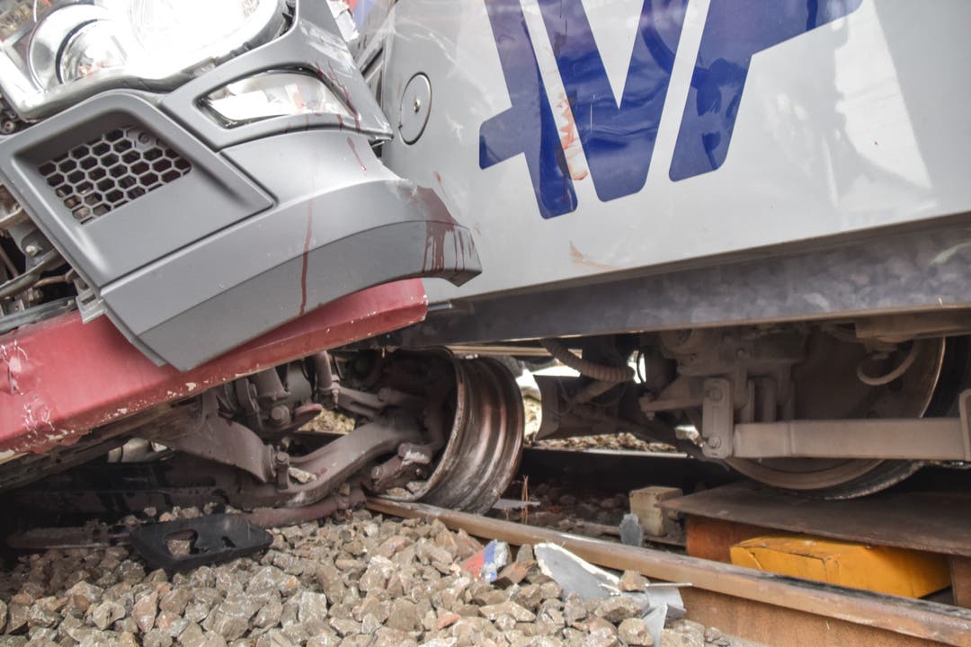Unfall Bahn Lastwagen Mutschellen