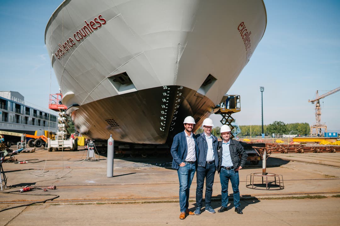 Karim Twerenbold, Stephan Frei (Geschäftsleiter Reisebüro Mittelthurgau) und Sergio Ricci (Product Manager «Excellence Countess») posieren vor dem neuen Flussschiff.