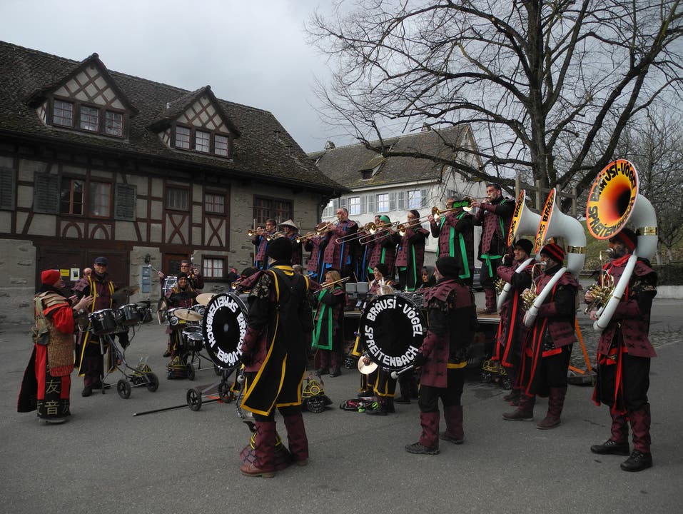Die Guggenmusik «Bräusi-Vögel» statteten dem Kloster Fahr gestern einen Besuch ab.
